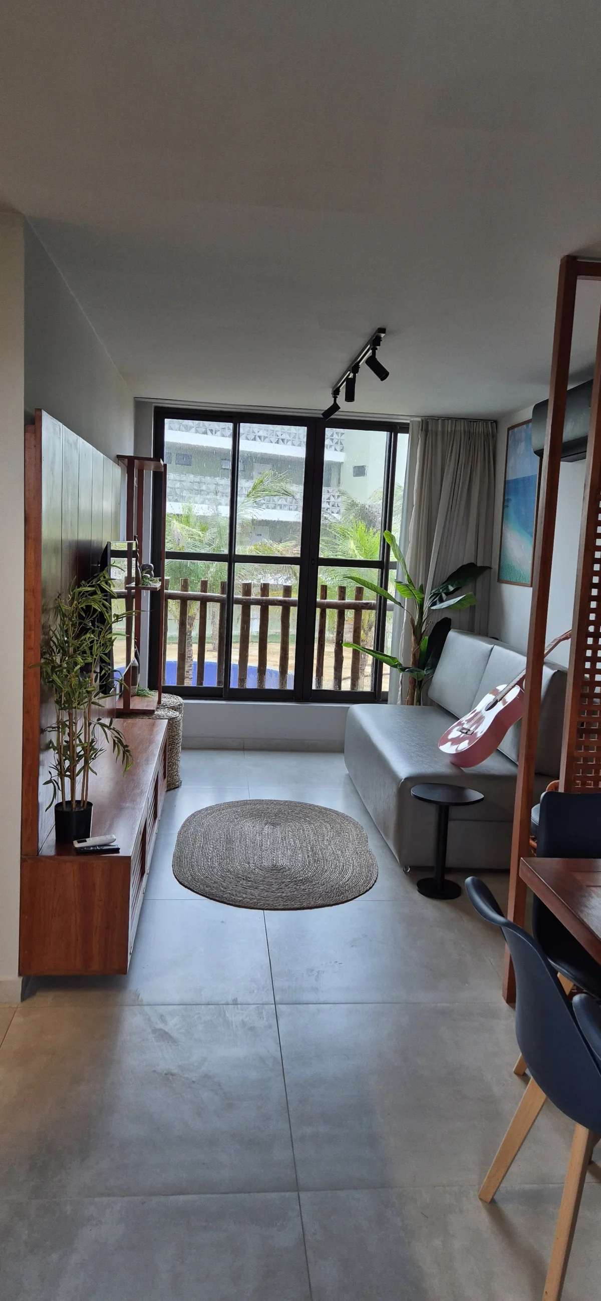 Sala com vista para a área de lazer